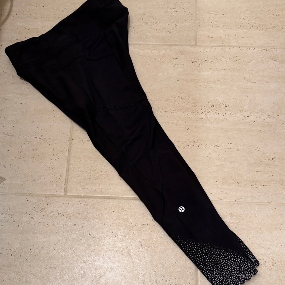 Lululemon 23” Women’s Tight Stuff leggings Size 6 Reflective Scallop Hem black - Picture 7 of 16